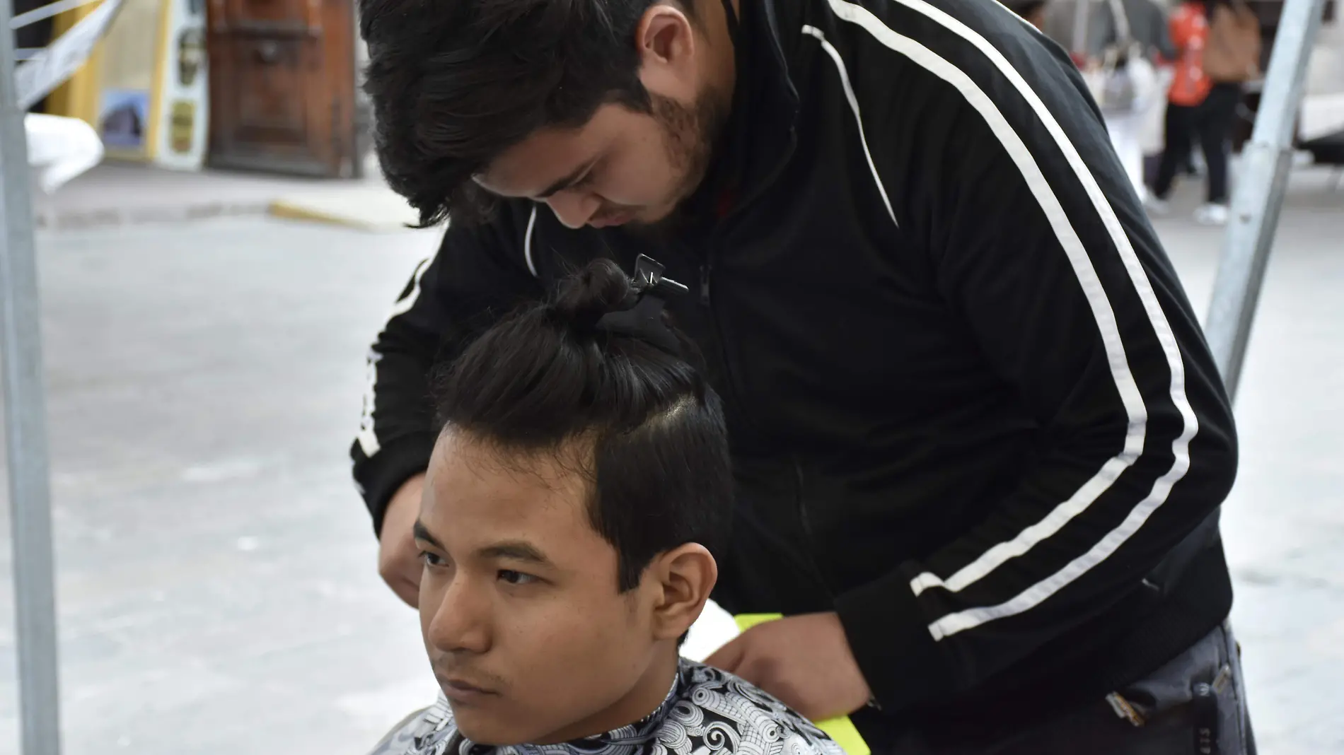 joven dona su cabello para pelucar para niños con cancer